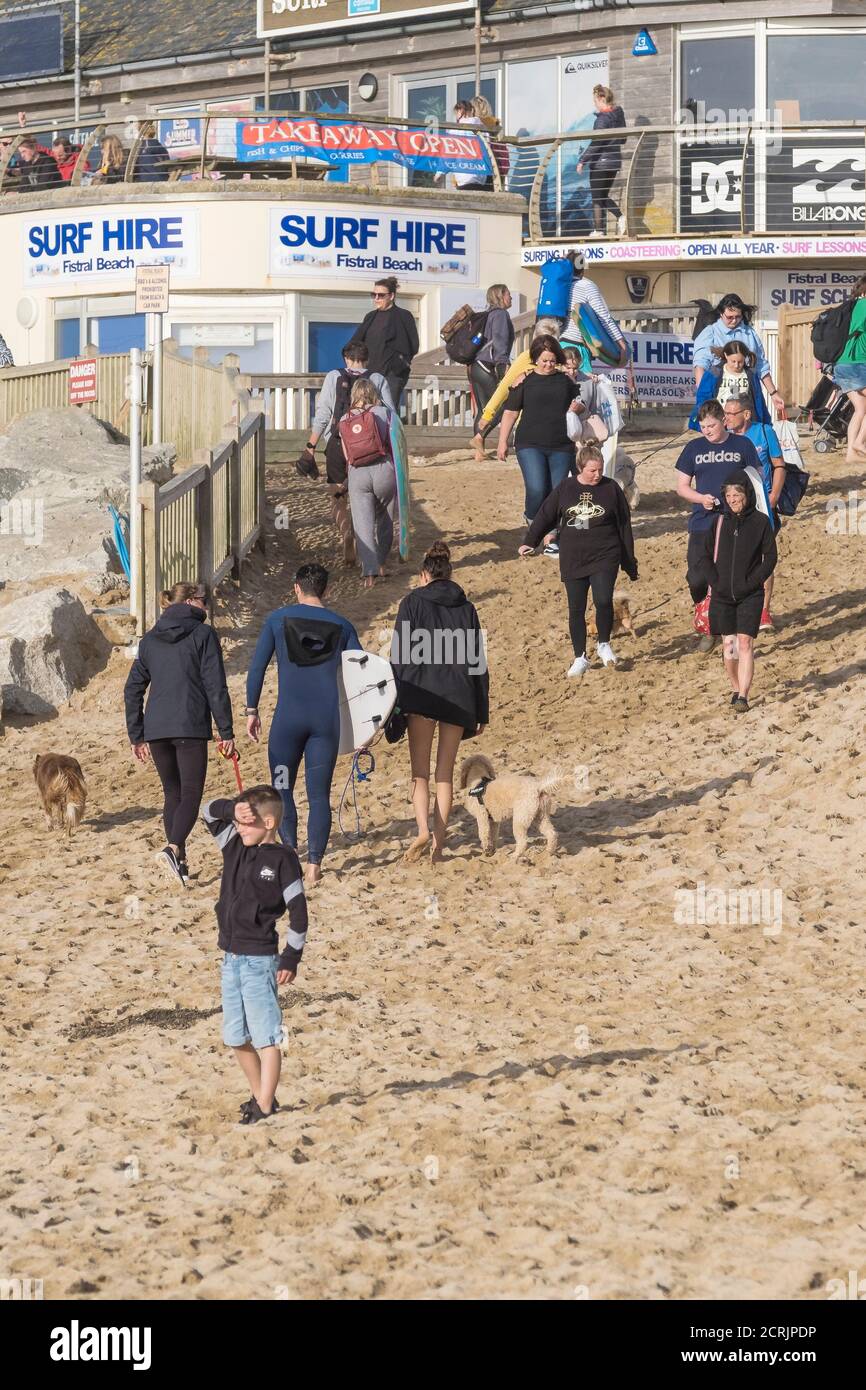 I turisti sulla Fistral Beach in Newquay in Cornovaglia. Foto Stock