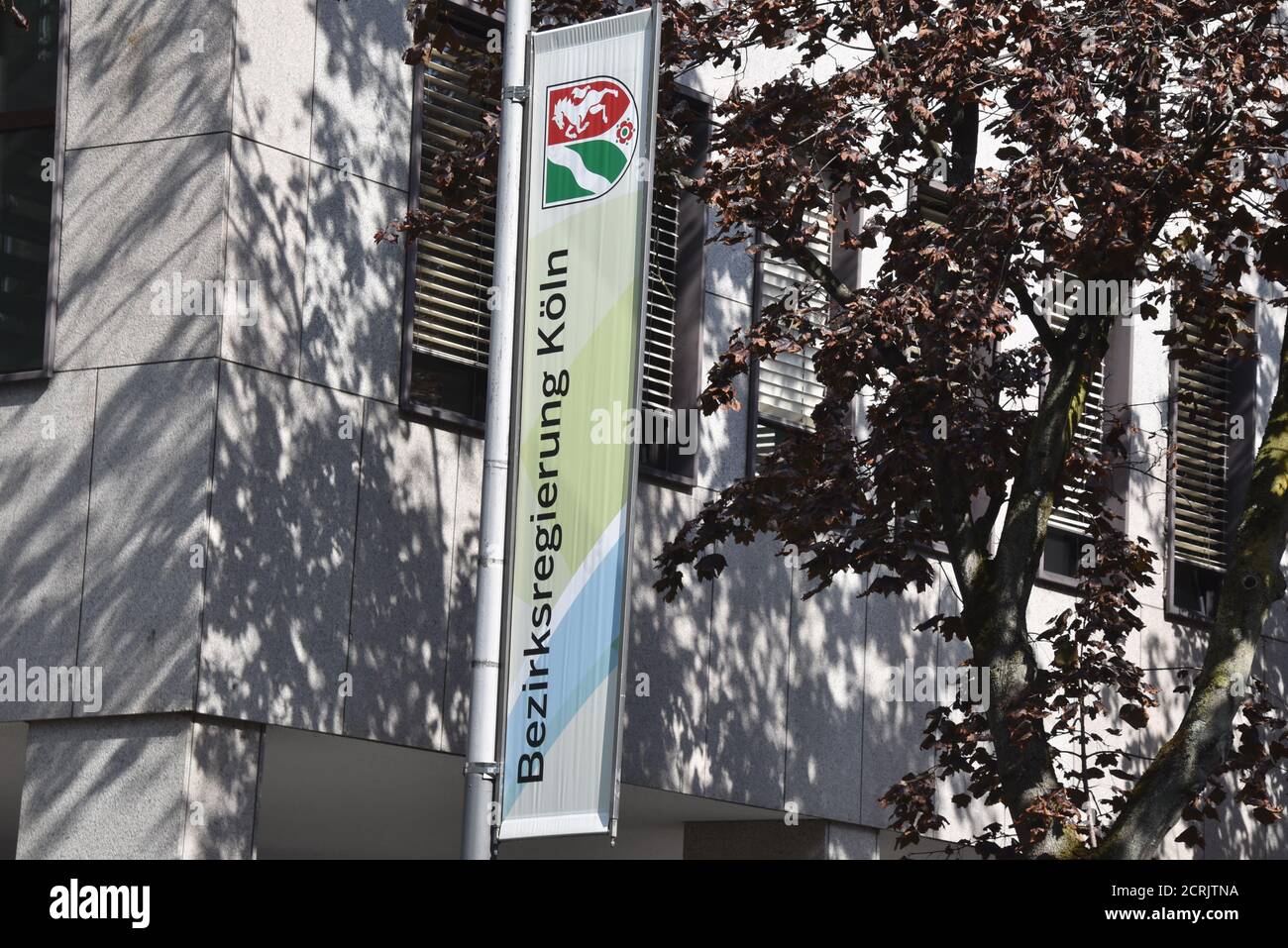 Colonia, Germania. 13 Settembre 2020. La scritta 'Bezirksregierung Köln' è su un cartello di fronte all'edificio degli uffici del governo distrettuale. Credit: Horst Galuschka/dpa/Alamy Live News Foto Stock