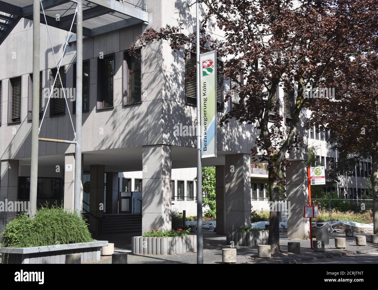 Colonia, Germania. 13 Settembre 2020. Scrivendo 'Bezirksregierung Köln' sul cartello di fronte all'edificio degli uffici del governo distrettuale. Credit: Horst Galuschka/dpa/Alamy Live News Foto Stock