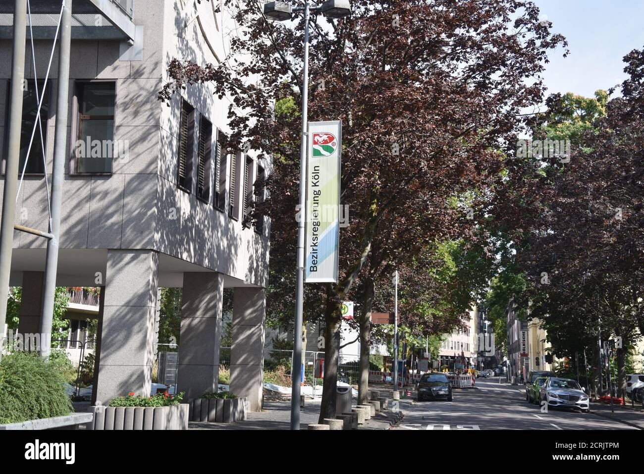 Colonia, Germania. 13 Settembre 2020. La scritta 'Bezirksregierung Köln' è su un cartello di fronte all'edificio degli uffici del governo distrettuale. Credit: Horst Galuschka/dpa/Alamy Live News Foto Stock