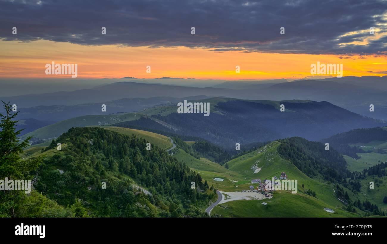 Tramonto dalla cima del Monte Grappa in Italia Foto Stock