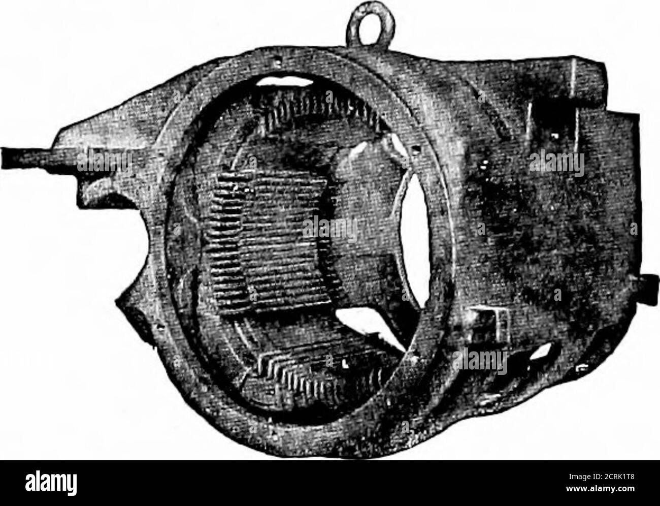 . Ingegneria della trazione e della trasmissione elettrica . er di ampere-turni. L'armatura reattiva E.M.F., EA, non è essentialto il funzionamento del motore, e può essere neutralizzata mediante l'uso di avvolgimenti di compensazione, e questa caratteristica dei motori in serie a corrente alternata è molto importante. L'avvolgimento di compensazione è incorporato in fessure nelle facce dei poli, come mostrato in Fig. 15, che rappresenta un motore ferroviario monofase compensato a quattro poli con armatura e avvolgimenti di campo rimossi. Il numero di spire dell'avvolgimento di compensazione viene regolato soas per impostare una forza magnetomotiva e. Foto Stock