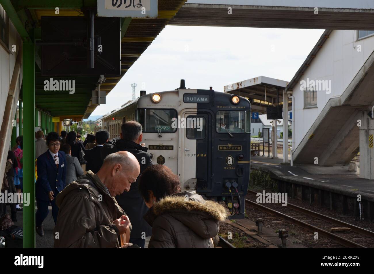 Il treno turistico (treno Serie 115-2000) 'Ibusuki no Tamatebako' alla stazione di Ibusuki. Foto Stock