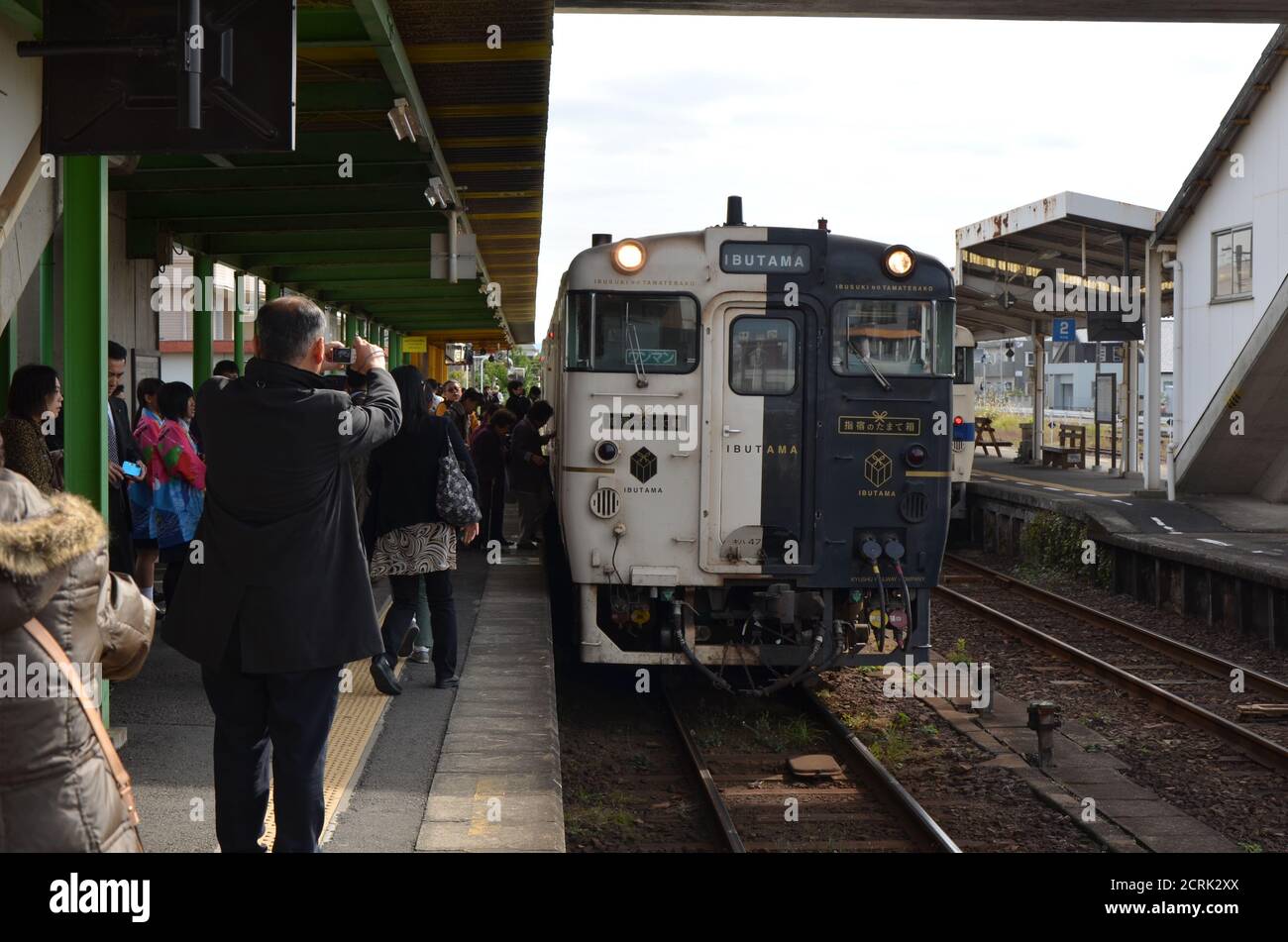 Il treno turistico (treno Serie 115-2000) 'Ibusuki no Tamatebako' alla stazione di Ibusuki. Foto Stock