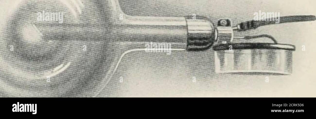. Radiografia, radioterapia e radioterapia . ording alla posizione del tubo radiogeno, in modo da permettere che l'apertura sia sempre più in alto. Se desiderato, l'acqua può essere fatta circolare attraverso il tubo mediante il sifone RADIOGRAFICO 3 34 sopra menzionato. Questo è molto efficace, ma necessario solo quando si stanno facendo lunghe corse. C'è un altro tipo di tubo fatto da diversi produttori che è veryefficient e conveniente per il trattamento. Questo tubo ha un diametro di circa 5 pollici (125 mm.). Come si vedrà dalla Fig. 215, pag. 295, un bulbo ausiliario (avente un diametro di circa QH Foto Stock