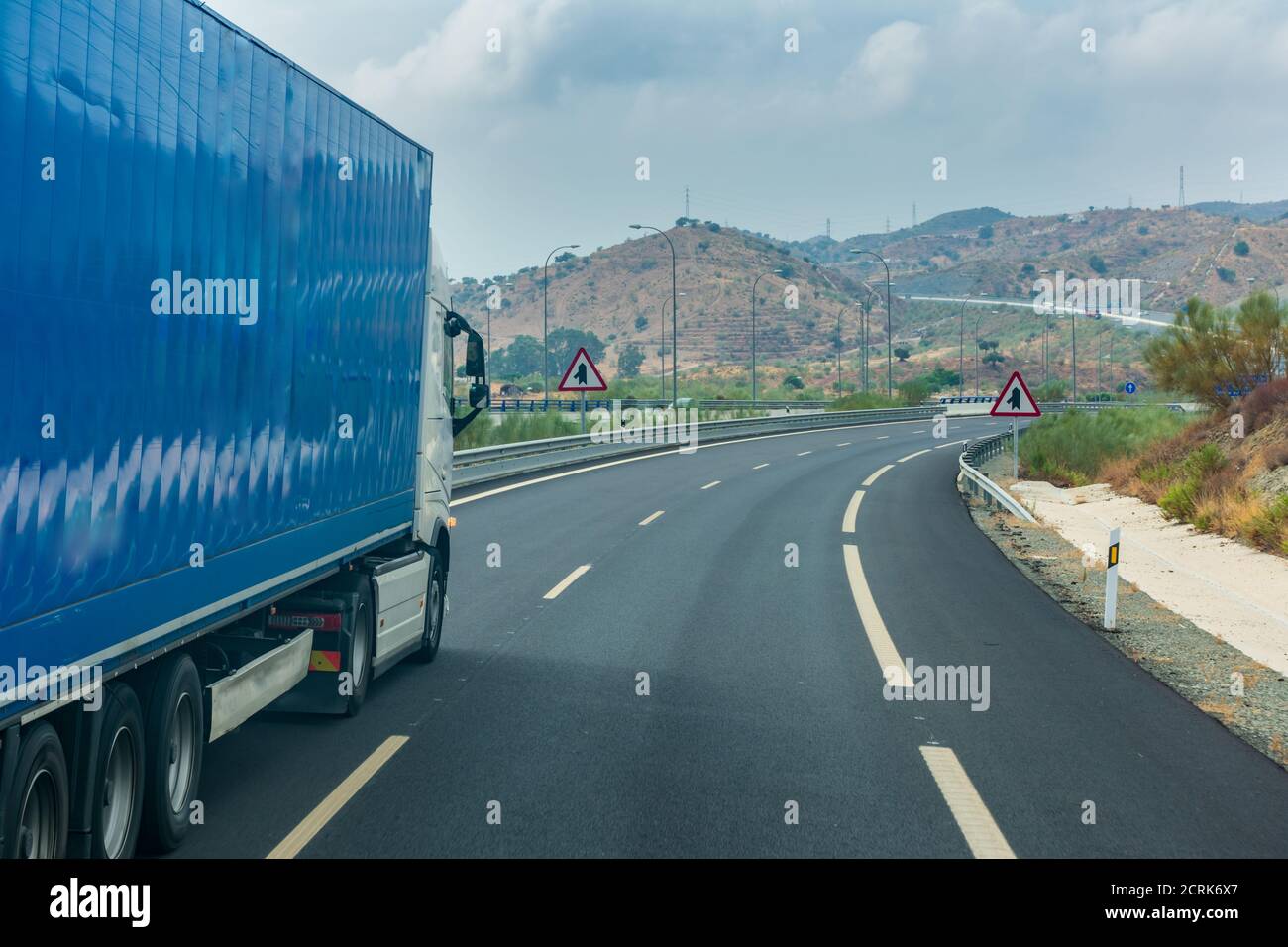 Autocarro con semirimorchio chiuso per il trasporto di tessuti. Foto Stock