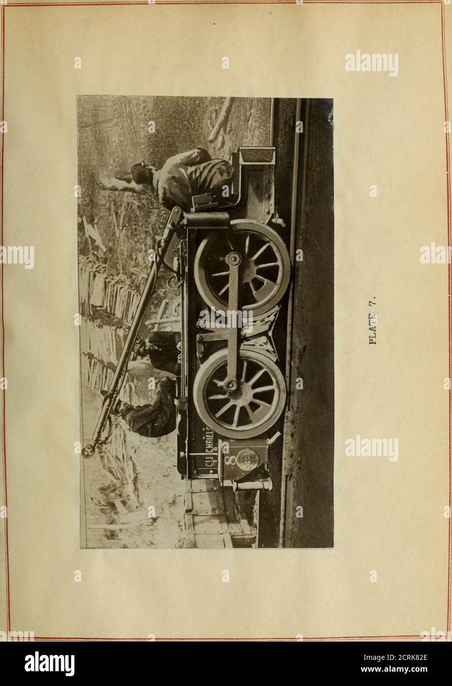 . Trasporto di locomotive elettriche in e circa le miniere . PIASTRA 6.. Un CO WEH&lt; 4 UN loco-notive costruito dalla Westinghouse Electric Co. Per il servizio sull'acquedotto di Los Angeles è illustrato in Plate6. È stato costruito nell'ultima parte del 1906, e mostra molto chiaro il prossimo sviluppo nella costruzione del telaio, vale a dire l'uso di piastre e angoli invece di fusioni pesanti, in acciaio fuso piedistallo in uso. Questo tipo di costruzione ha reso un telaio molto più rigido per la stessa quantità di materiale in questione, ar^ enabledal produttore per costruire la locomotiva da 4 tonnellate al valore stimato 8000lb invece di Foto Stock