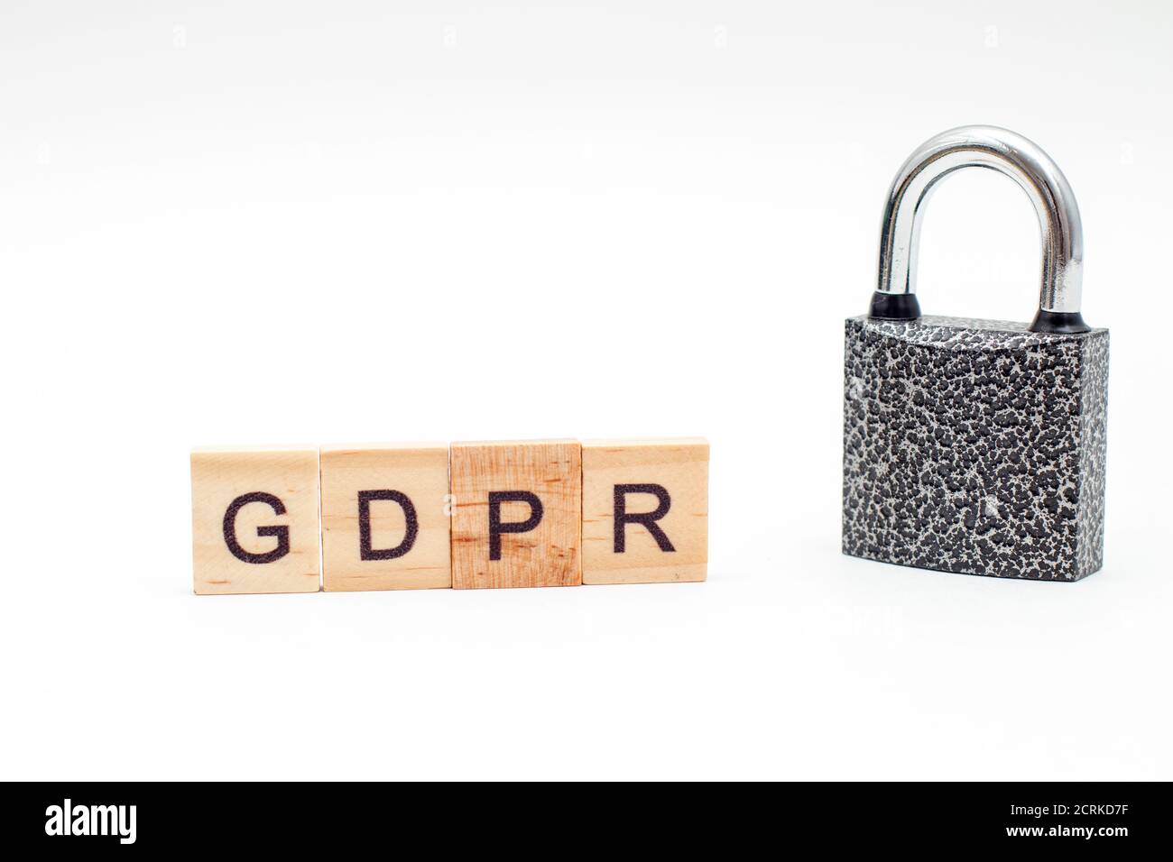 Regolamento generale sulla protezione dei dati (GDPR) di Word realizzato in blocchi di legno E lucchetto in metallo su sfondo bianco Foto Stock