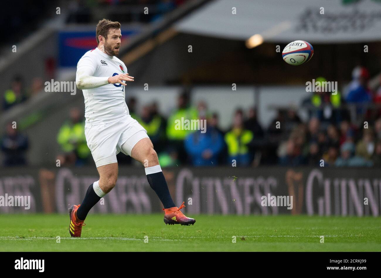 L'Inghilterra Elliot Daly calcia attraverso per Jonny May PHOTO CREDIT : © MARK PAIN / ALAMY STOCK PHOTO Foto Stock