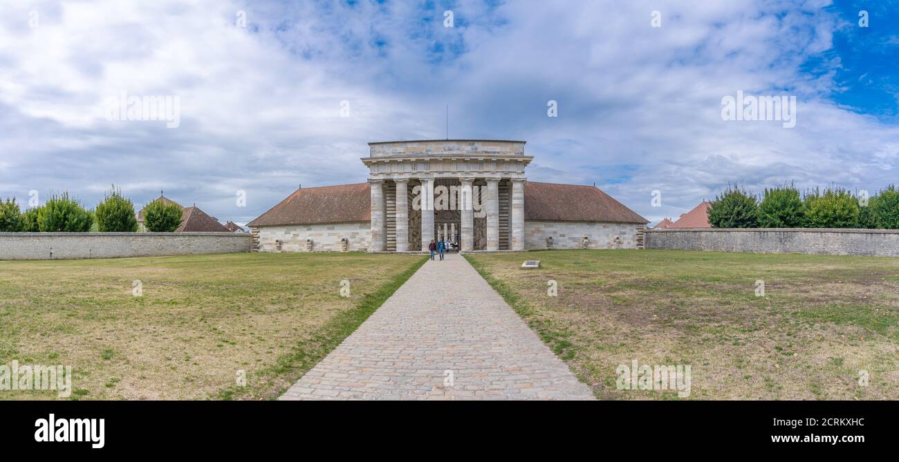 Saline Reali Di Arc Et Senans Arc-et-Senans, Francia - 08 31 2020: L'edificio d'ingresso delle Saline