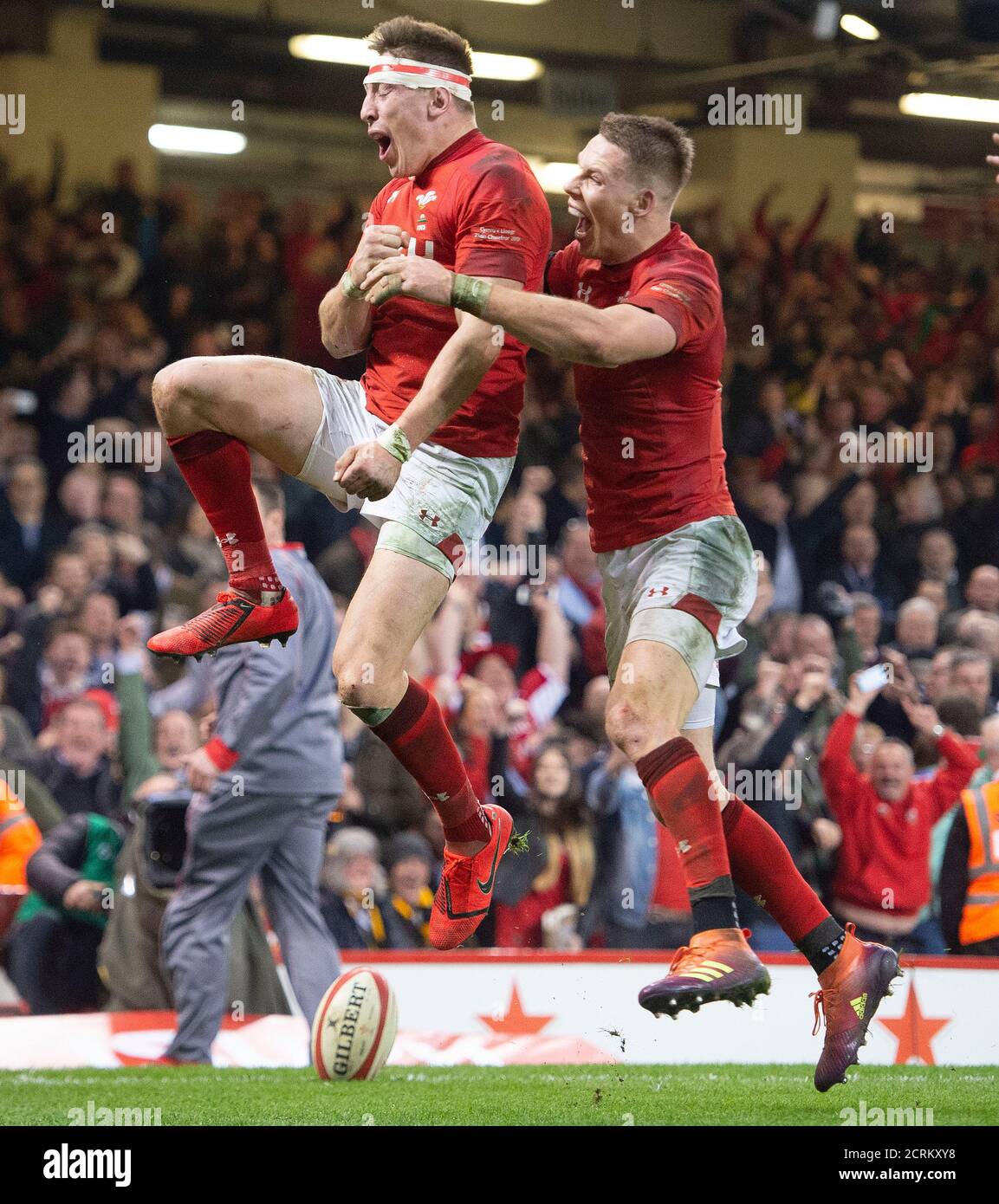 Wales' Josh Adams segna la loro partita vincendo secondo tempo prova e celebra con Liam Williams PHOTO CREDIT : © MARK PAIN / ALAMY STOCK FOTO Foto Stock