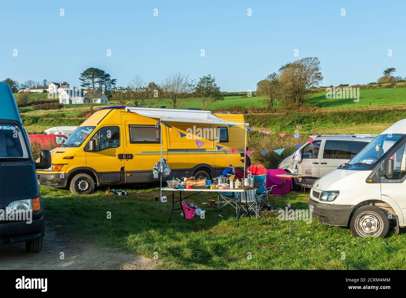 Vista sul porto, West Cork, Irlanda. 20 Settembre 2020. Nonostante le indicazioni "No overnight Camping" all'ingresso del parcheggio Harbour View Beach, questa mattina c'erano numerose auto, furgoni e tende in spiaggia. C'erano anche segni di incendi che sembravano essere stati accesi ieri sera. I fuochi del campo non sono permessi alla spiaggia poichè è temuto che potrebbero danneggiare le dune. Credit: AG News/Alamy Live News Foto Stock