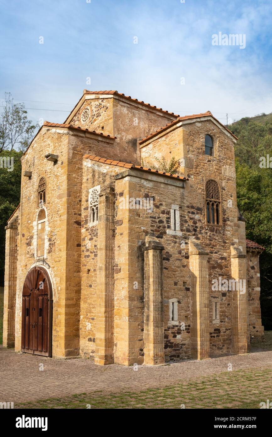 Vista laterale della chiesa di San Michele di Lillo (San Miguel de Lillo). Edificio in stile pre-romanico sul pendio del Monte Naranco. Dichiarato mondo Unesco Foto Stock