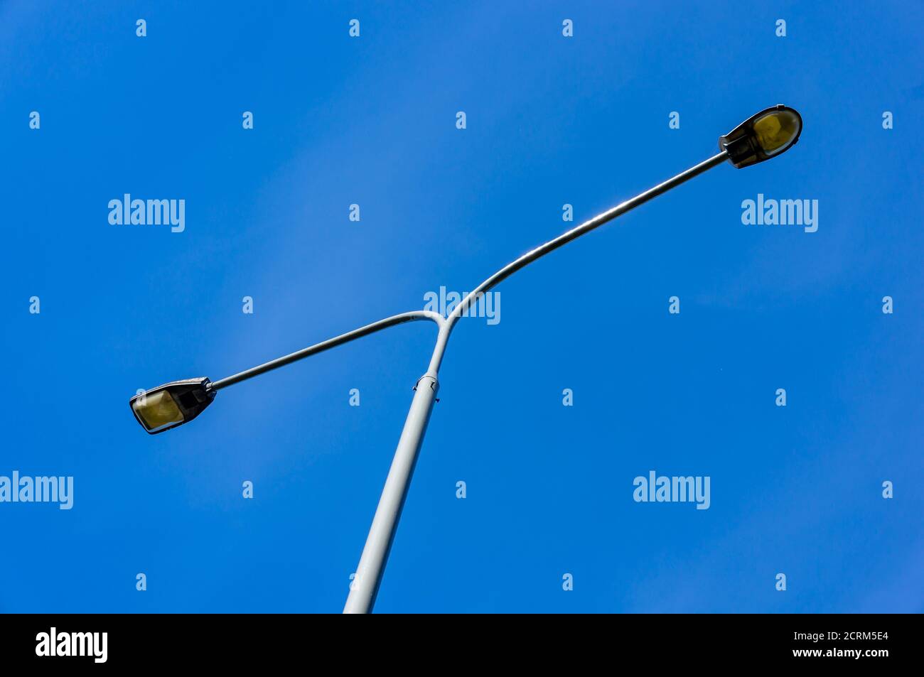 Immagine ad angolo basso di lampioni stradali contro il blu trasparente cielo Foto Stock
