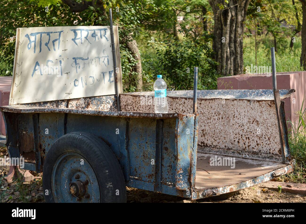 Un veicolo del dipartimento ASI del governo indiano per rifiuti collettivi da prato a forte vecchio. Foto Stock