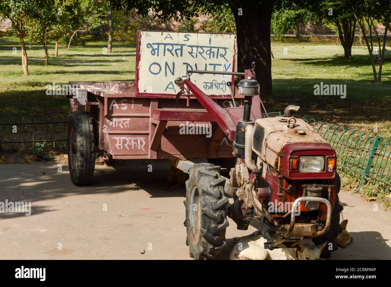 Un veicolo del dipartimento ASI del governo indiano per rifiuti collettivi da prato a forte vecchio. Foto Stock