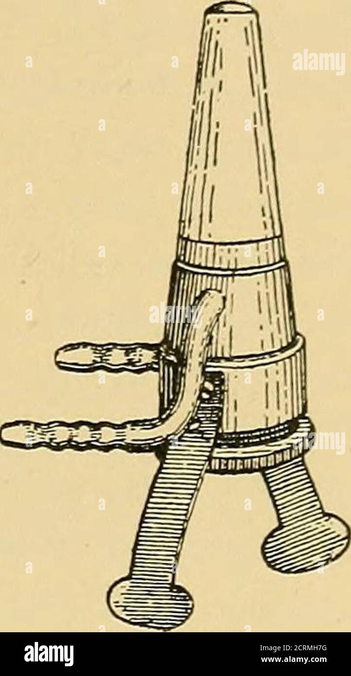 . L'energia luminosa, la sua fisica, l'azione fisiologica e le applicazioni terapeutiche . Fig. 26. Fig. 27. occhio e naso. Entrambi sono dotati di tubi per l'afflusso e la deflusso dell'acqua. Lunghezza dell'esposizione con meccanismi diversi. Con l'apparecchio originale Finsen l'autore ha ritenuto necessario effettuare esposizioni da un'ora a due ore di lunghezza, a seconda della condizione patologica trattata. Con apparecchi utilizzati in prossimità dell'arco stesso e senzal'intervento di bombole contenenti acqua, sono necessarie esposizioni da 10 a 20 minuti. Questo è vero per la lampada Victor-Finsen. Con questa lampada a 5 Foto Stock