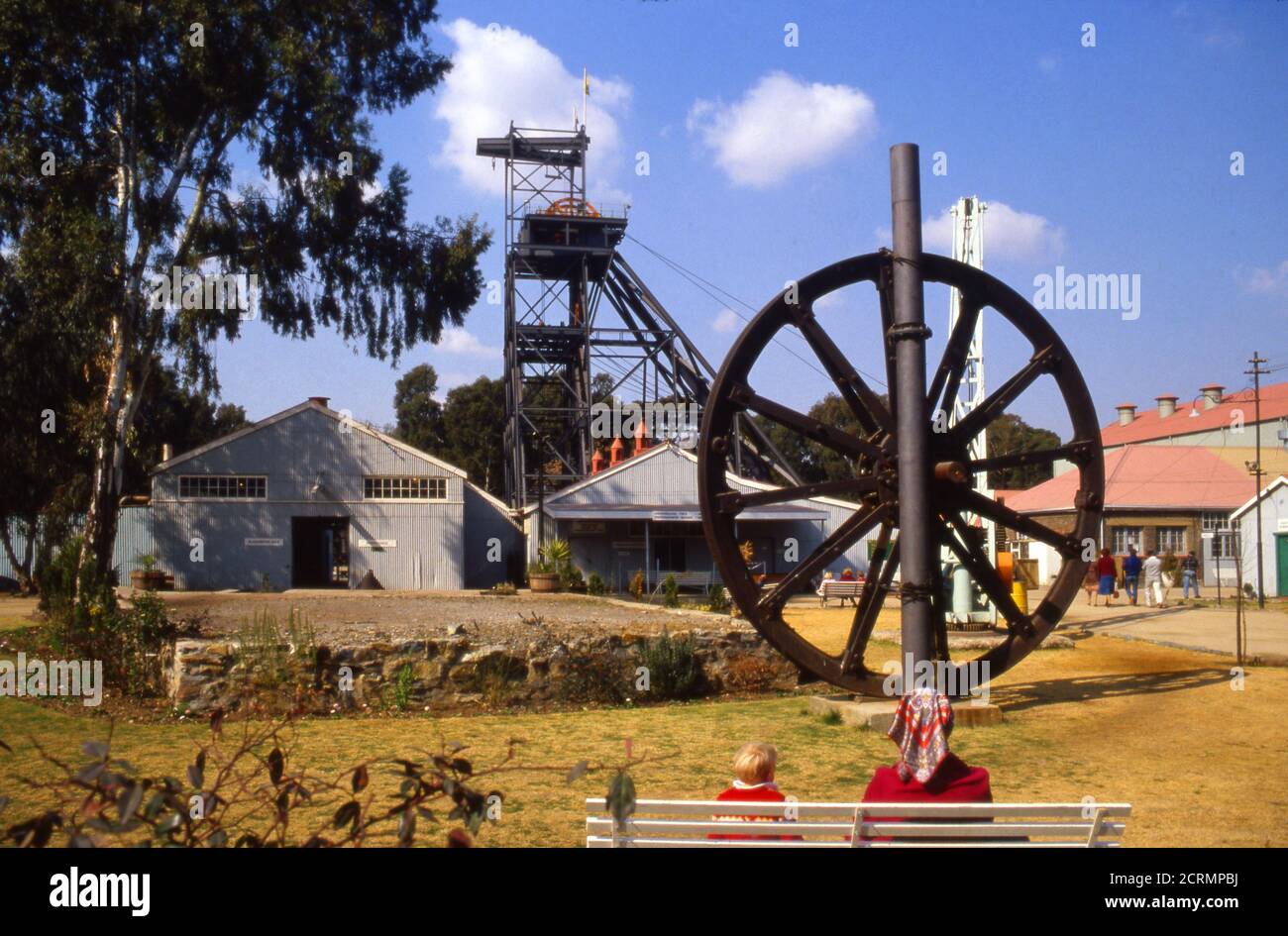 Gold Mine Museum, Johannesburg, Sud Africa, 1981 con attrezzi da avvolgimento prominente e bambino piccolo seduto con la panna in primo piano Foto Stock