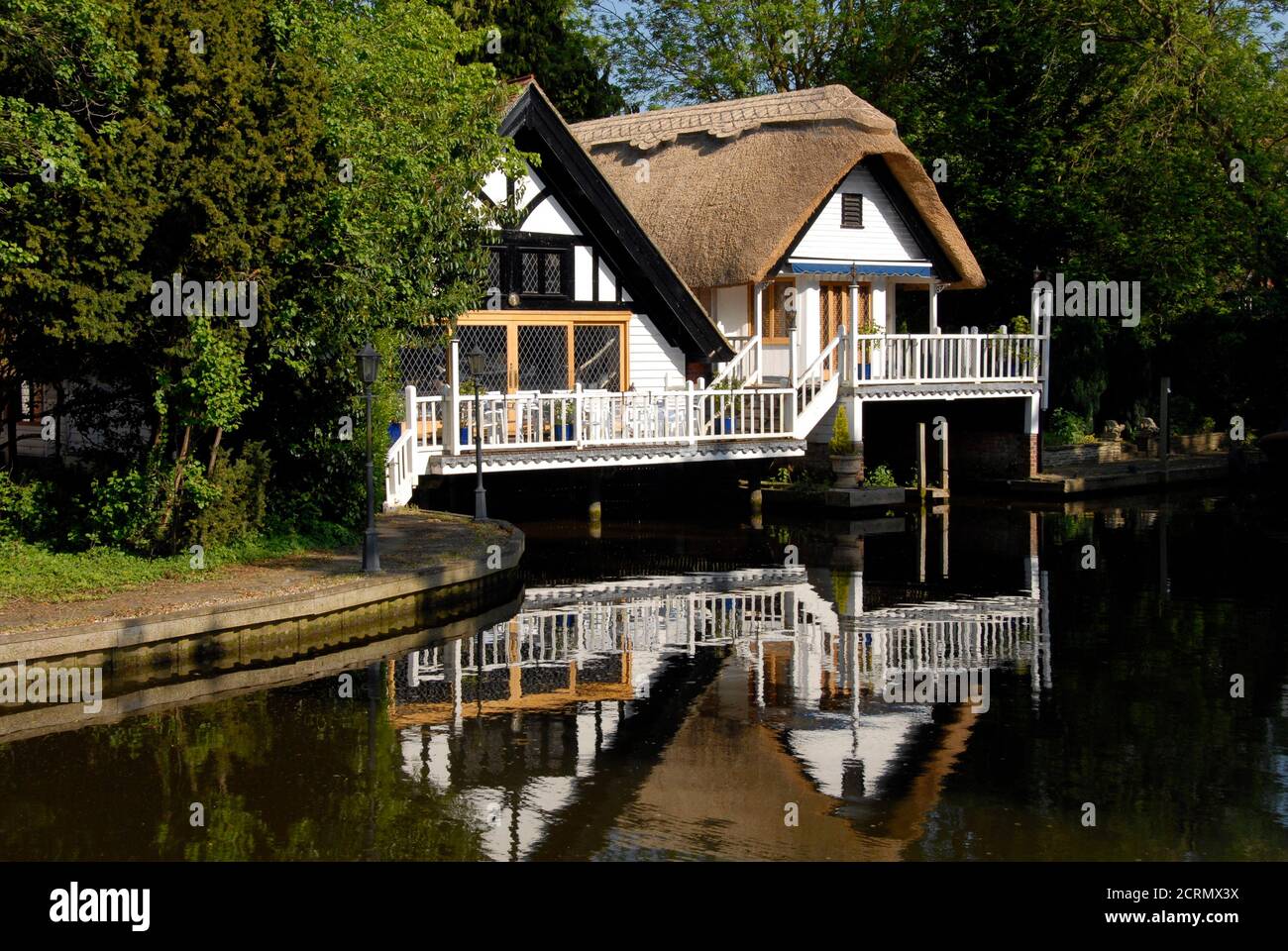 Attraente albergo sul fiume accanto al Tamigi, Oxfordshire, Inghilterra, con tetto di paglia recentemente rinnovato Foto Stock