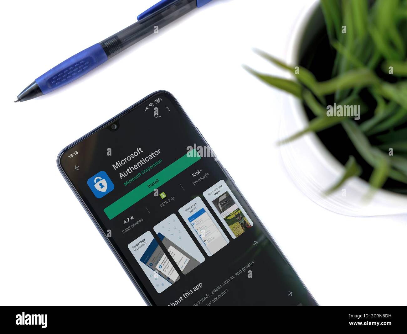 LOD, Israele - 8 luglio 2020: Spazio di lavoro moderno e minimalista per l'ufficio con smartphone nero con applicazione Microsoft Authenticator play pagina del negozio su bianco Foto Stock