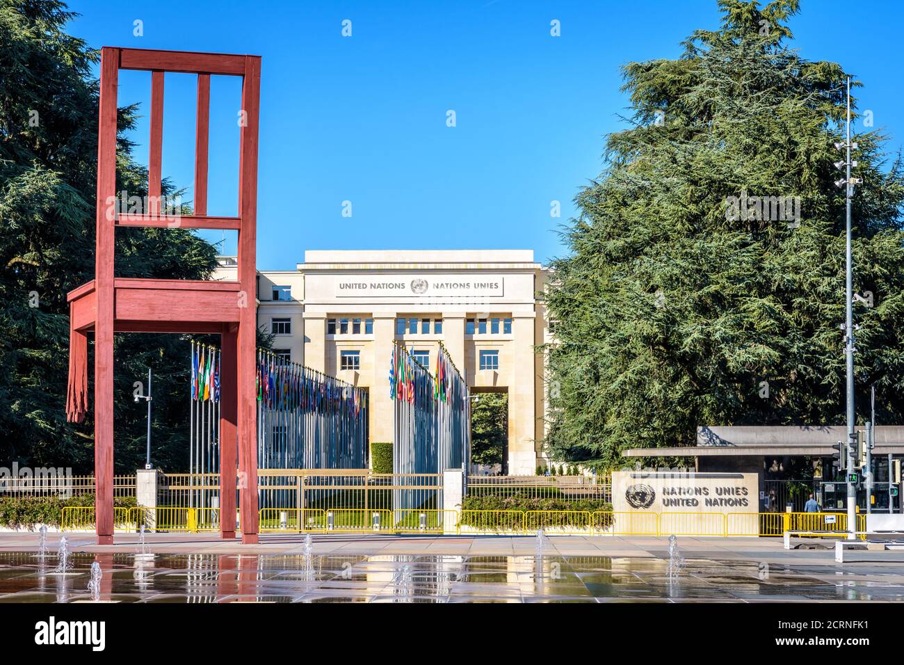 La scultura "sedia rotta" si trova in piazza Nazioni, di fronte al Palazzo delle Nazioni, sede dell'Ufficio delle Nazioni Unite a Ginevra, Svizzera. Foto Stock