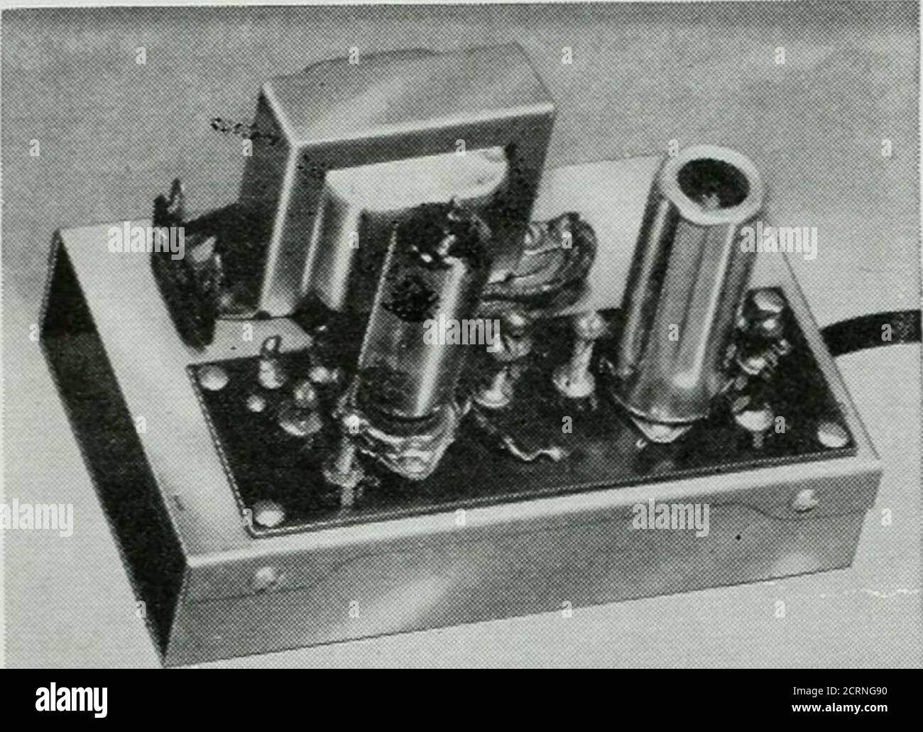 . QST . 224-r^a.ge Oa,ta,log! Scrivi o fermati oggi per il tuo copyof questa guida d'acquisto famosa in tutto il mondo.Invia richieste scritte per cataloghi toBoston. RADIO SHACK CORPORATION NEW HAVEN 10 - 230 Crown St. ■ BOSTON 8 - 167 Washington St. 113 CONVERTITORE da 2 METRI ora è possibile ricevere 2 metri su un ricevitore d'onda corto convenzionale. Amplificatore-mixer con oscillatore 6J6 R. F. appositamente progettato Iush-Pull 6J6. Ingresso di linea Balinced, uscita coassiale. Tutte le regolazioni sono ottimizzate, componenti di alta qualità. La frequenza di uscita è compresa tra 21 e 25 MC. Oscillatore estremamente stabile. Dimensioni ridotte, lunghezza 5. Larghezza 3 U. J i^ profondo. ... Un EccellentBu Foto Stock