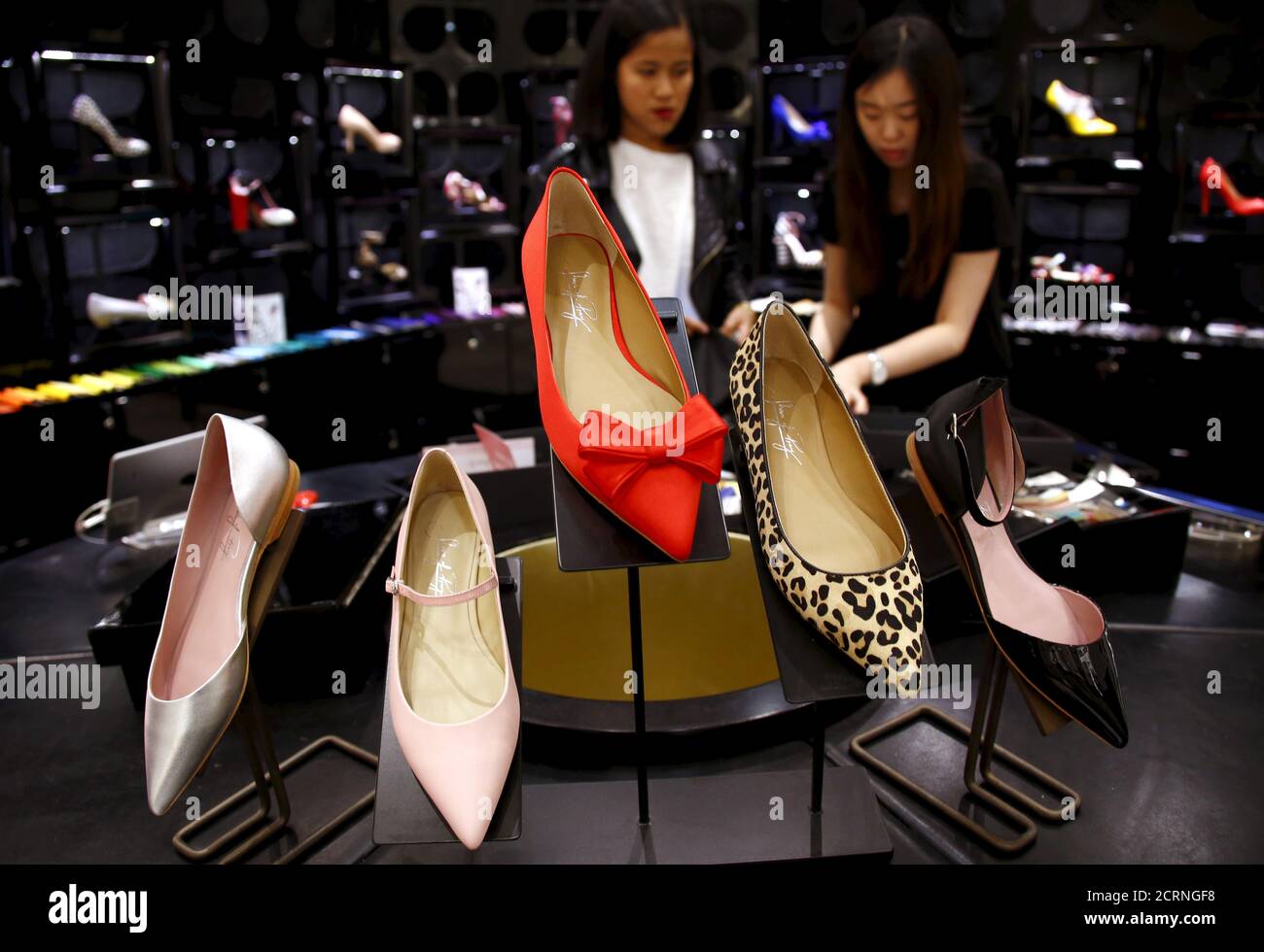 Carmen Dang (L) e Gisella Velasco, entrambi consulenti di design,  controllano un'esposizione che mostra i progetti di Shoes of Prey, situata  in un grande grande grande magazzino nel centro di Sydney, Australia,