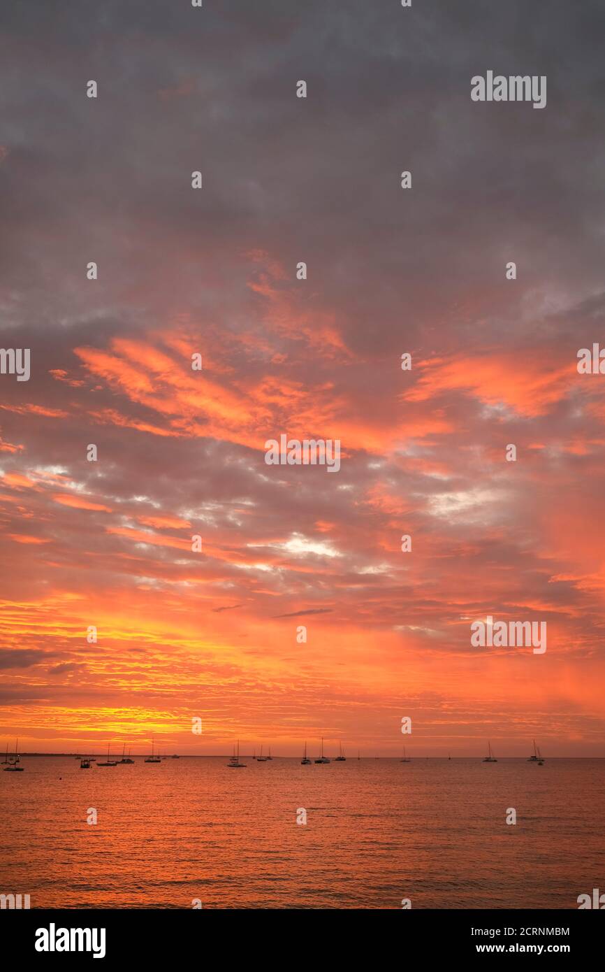 Barche a vela ormeggiate e yacht, nel porto di Darwin al tramonto. Darwin, territorio del Nord, Australia. Foto Stock