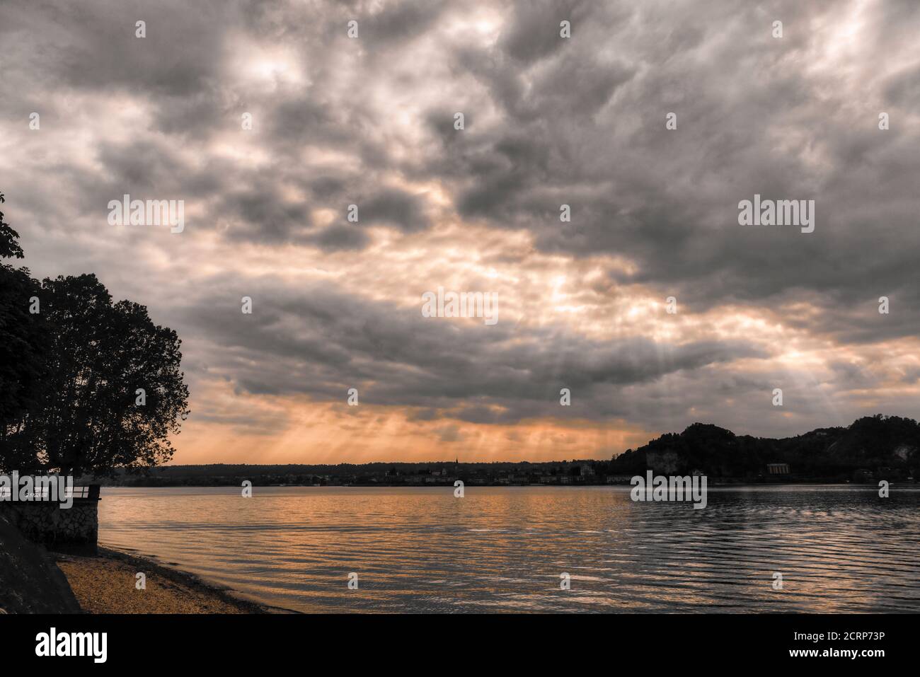 fascio di sole sopra il lago maggiore al tramonto con nuvoloso cielo in un pomeriggio estivo Foto Stock