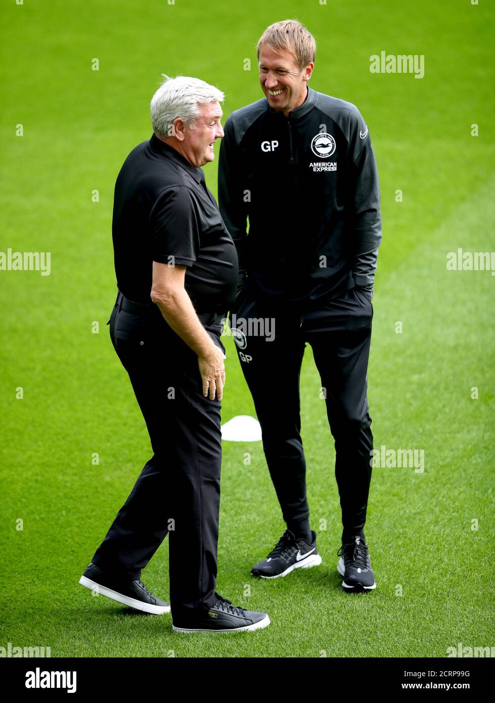 Il manager Steve Bruce (a sinistra) di Newcastle United e il manager Graham Potter di Brighton e Hove Albion hanno una conversazione prima dell'inizio della partita della Premier League al St James' Park, Newcastle. Foto Stock