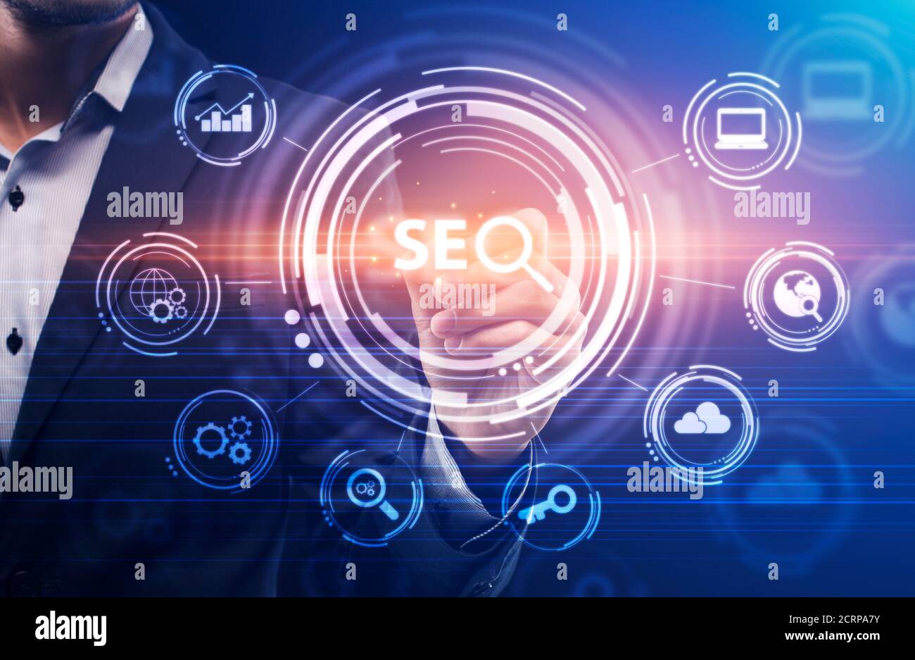 Uomo d'affari irriconoscibile che fa clic su Seo Keyword sul pannello virtuale, sfondo blu Foto Stock