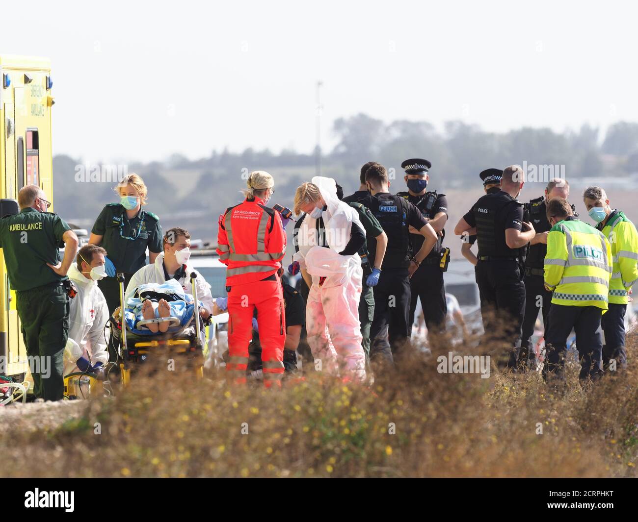 Minster on Sea, Kent, Regno Unito. 20 Settembre 2020. Il Kent Air Ambulance ha partecipato a un incidente sulla spiaggia presso la banca di Shingle a Minster on Sea, Kent, insieme a due ambulanze, un'auto di assistenza critica e due auto della polizia. Una persona è stata caricata su una barella. La spiaggia è popolare tra i surfisti del vento e del kite. Aggiornamento: La London Advanced Trauma Air Ambulance ha partecipato anche con Coastguard. Un membro del pubblico crede che un kite surfer sia stato preso dal vento e gravemente ferito. Credit: James Bell/Alamy Live News Foto Stock