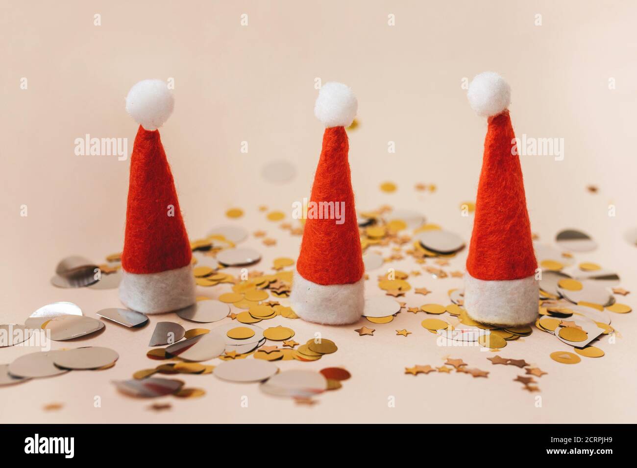 Cappelli Babbo Natale e tanti confetti in rosa per Natale e Capodanno. Foto Stock