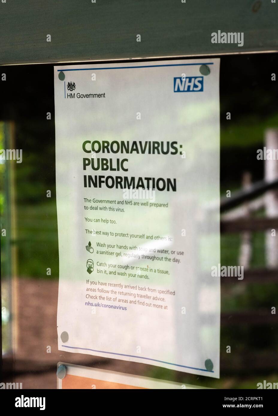 Avviso di salute pubblica da NHS e governo HM in mostra in vetrina al National Trust Arlington Court nel Nord Devon, Regno Unito Foto Stock