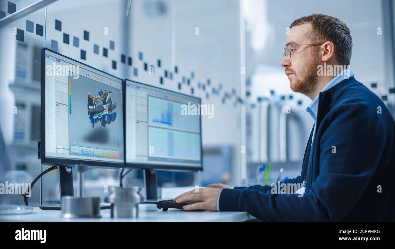 Ingegnere industriale risoluzione dei problemi, lavorando su un personal computer, due schermi Monitor Mostra il software CAD con prototipo 3D di Hybrid Electric Foto Stock