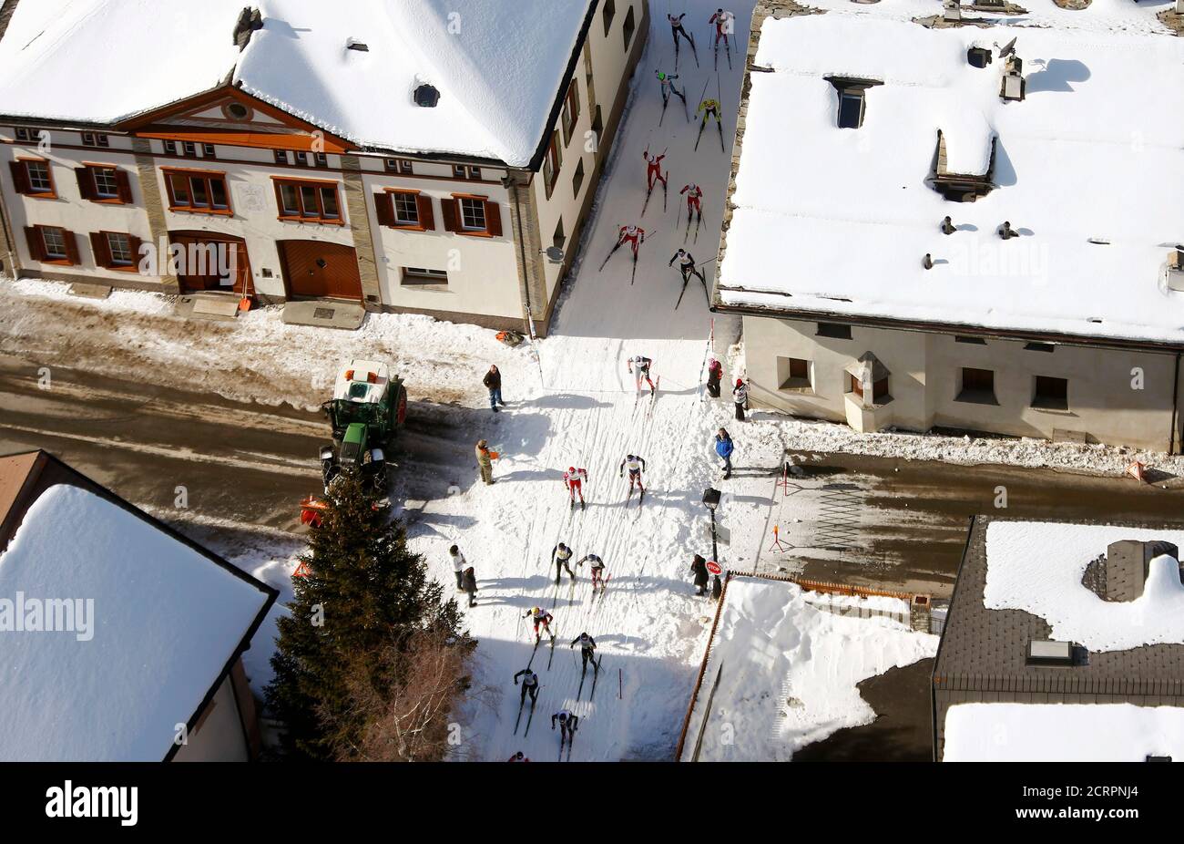 Una vista aerea mostra gli sciatori di fondo che corrono durante la Maratona sciistica di Engadin nel villaggio di la Punt 8 marzo 2015. Secondo gli organizzatori, più di 13,000 sciatori hanno partecipato alla gara di 42 km (26 miglia) tra Maloja e S-chanf vicino alla stazione sciistica svizzera di St. Moritz. REUTERS/Arnd Wiegmann (SVIZZERA - Tags: SCI SPORTIVO) Foto Stock