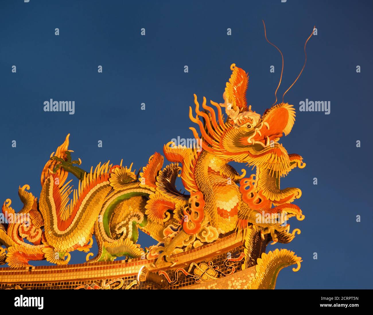 Ripresa di uno dei numerosi draghi sul tetto di un tempio nella Chinatown di Yokohama, originariamente costruito nel 1862. In generale, i draghi lo sono Foto Stock