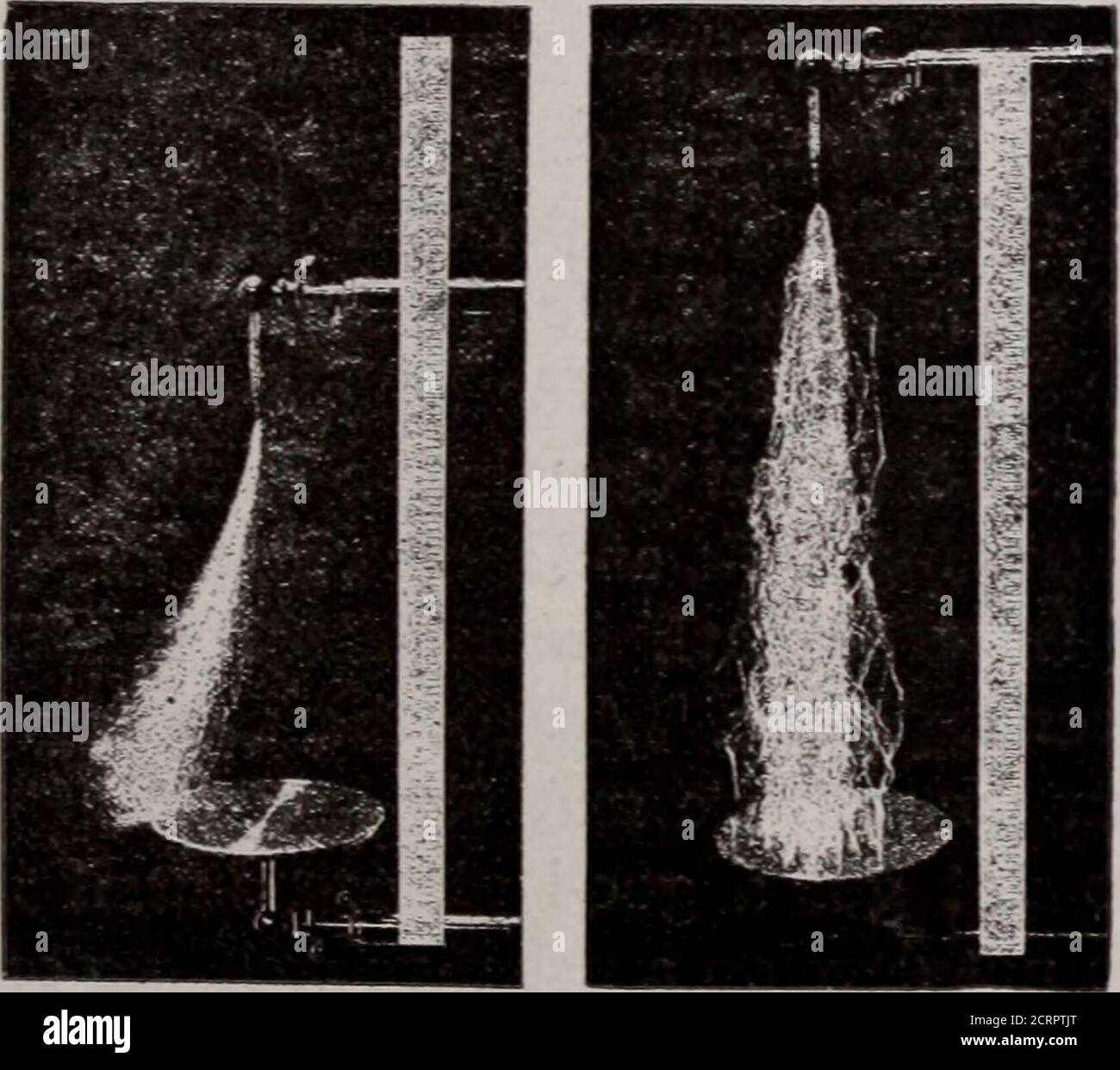 . American X-ray journal . re i migliori tester, especiallyii sono disegnati largo a parte. Se si fanno delle connessioni, il negativeterminal collegato filo b al polo negativo ed il positivo al positiveoi il tubo si può osservare il shortSpark gape tra la palla degli interrupter e la palla maggiore oi ciascun polo scorrevole. Se lo vogliamo, possiamo usare (lascia il controller corrente con il nostro sta- IL GIORNALE americano dei raggi X. 107(macchina 5 tic e vedere la quantità o perage di am che è desiderata con dati per-iod. Oltre al parascintille in sciagrafia di successo della nostra, dobbiamo re-mem Foto Stock
