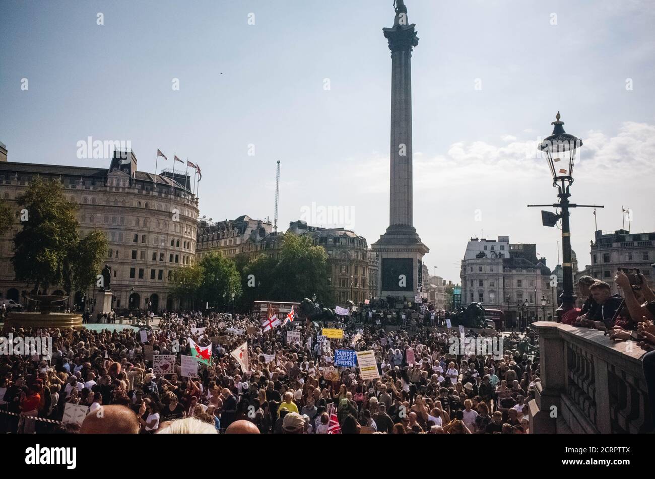 La polizia si è scontrata e arrestata i manifestanti durante una protesta 'resist and Act for Freedom' contro un vaccino obbligatorio del coronavirus, indossando maschere, di sociale Foto Stock