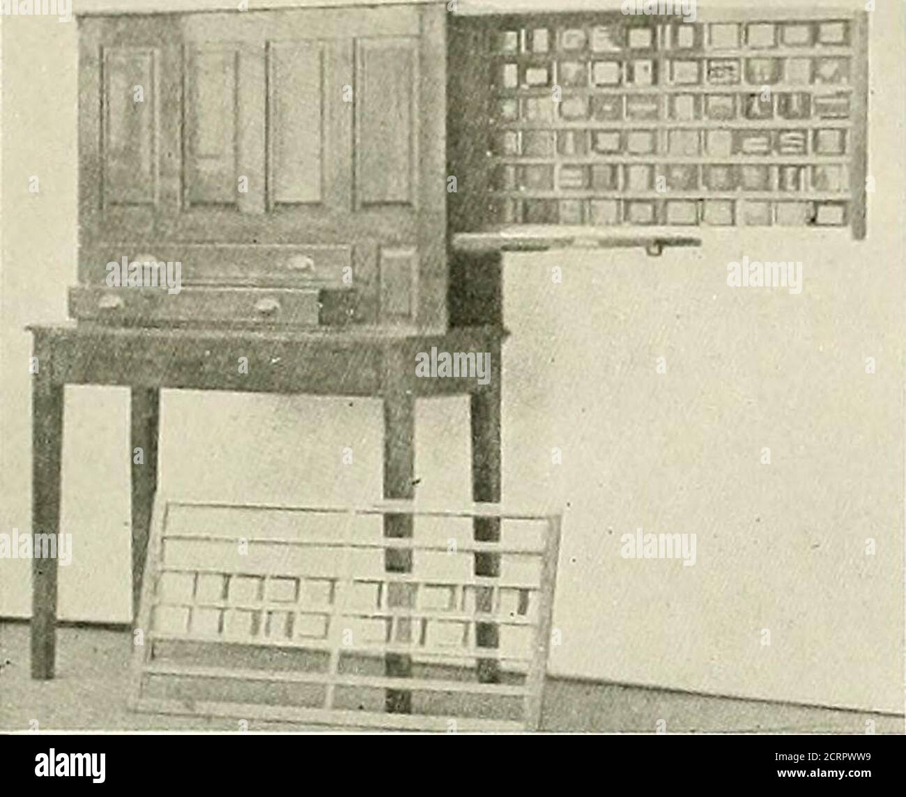 . I principi e la pratica della tecnica roentgenologica . - sia molto più grande. Nella varietà di allevamento, la finestra illuminata deve essere in-clined in misura tale da permettere l'accatallamento di più piastre l'una sull'altra onedge. La struttura per sostenere queste piastre è attraverso una finestra di vetro trasparente che si trova contro le piastre. (Fig. 292.) Questa è senza dubbio la migliore forma di illuminazione che richiede una maggiore resistenza. La struttura della scatola deve essere tale che il reflectingback non sia troppo lontano dietro il vetro e la FONTE di illuminazione DELLE LAMPADE DI HEWITT 215 DEVE essere completamente emessa. Foto Stock