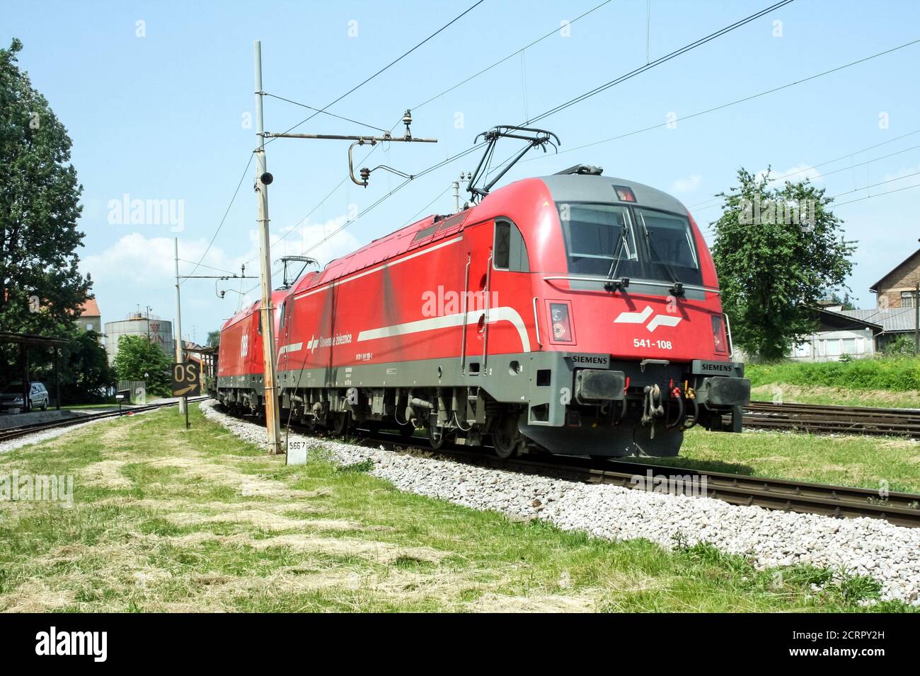 LUBIANA, SLOVENIA - 1 GIUGNO 2008: Slovena Ferrovie (Slovenske Zeleznice) locomotiva elettrica Serie 541 Taurus pronta per il traino di un cargo trenino nea Foto Stock
