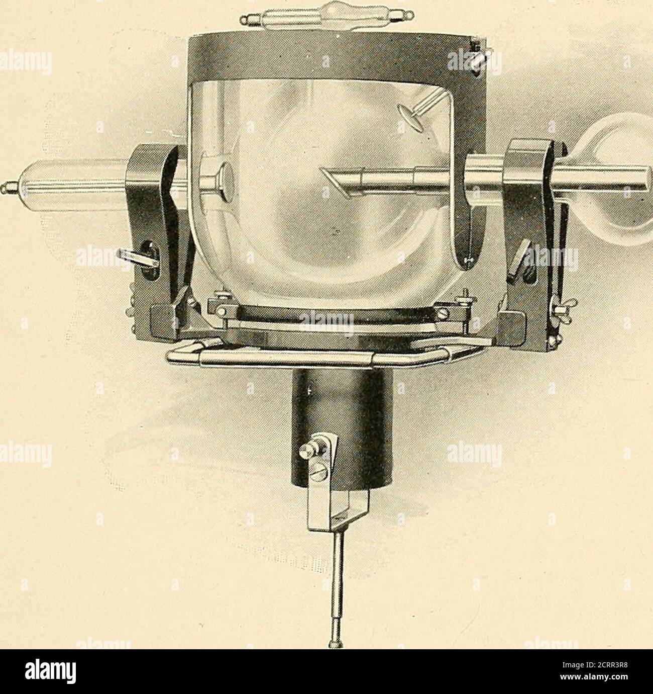 . Radiografia dentale e orale : un libro di testo per studenti e professionisti dell'odontoiatria e misure protettive fornite nei moderni apparecchi a raggi X. Poiché il piombo è impermeabile alle terays, può essere utilizzato in diverse forme e in varie apparecchiature in modo da controllare o raffinazione i raggi secondo la volontà dell'operatore. Schermo per tubi il pezzo più essenziale dell'apparecchio di protezione èlo schermo per tubi (Fig. 113). Questo è costruito in vetro di piombo, vi è una quantità sufficiente di sali di piombo intor-porati nel vetro per impedire ai raggi ordinari DI passare IL METODO DI PERICOLI raggi X. Foto Stock