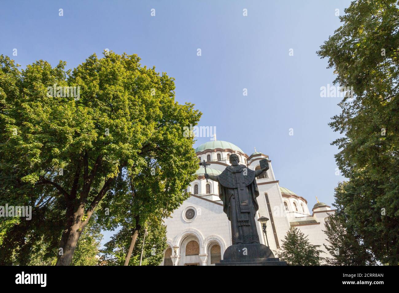 Il Tempio della Cattedrale di San Sava (Hram Svetog Save) nel pomeriggio e la statua dedicata a Sveti Sava. Questa chiesa ortodossa è uno dei monumi principali Foto Stock
