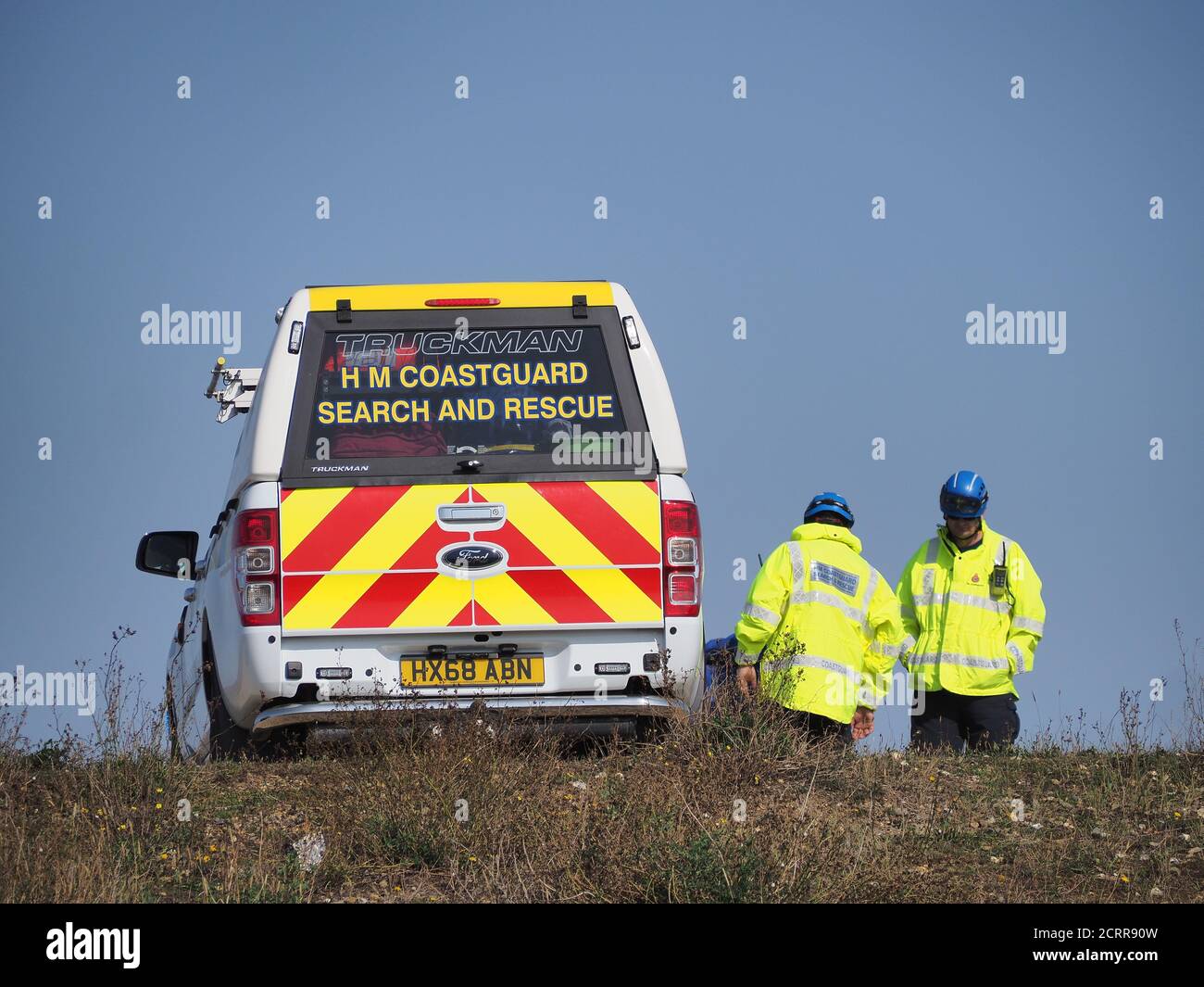 Minster on Sea, Kent, Regno Unito. 20 Settembre 2020. Il Kent Air Ambulance ha partecipato a un incidente sulla spiaggia presso la banca di Shingle a Minster on Sea, Kent, insieme a due ambulanze, un'auto di assistenza critica e due auto della polizia. Una persona è stata caricata su una barella. La spiaggia è popolare tra i surfisti del vento e del kite. Aggiornamento: La London Advanced Trauma Air Ambulance ha partecipato anche con Coastguard. Un membro del pubblico crede che un kite surfer sia stato preso dal vento e gravemente ferito. Credit: James Bell/Alamy Live News Foto Stock