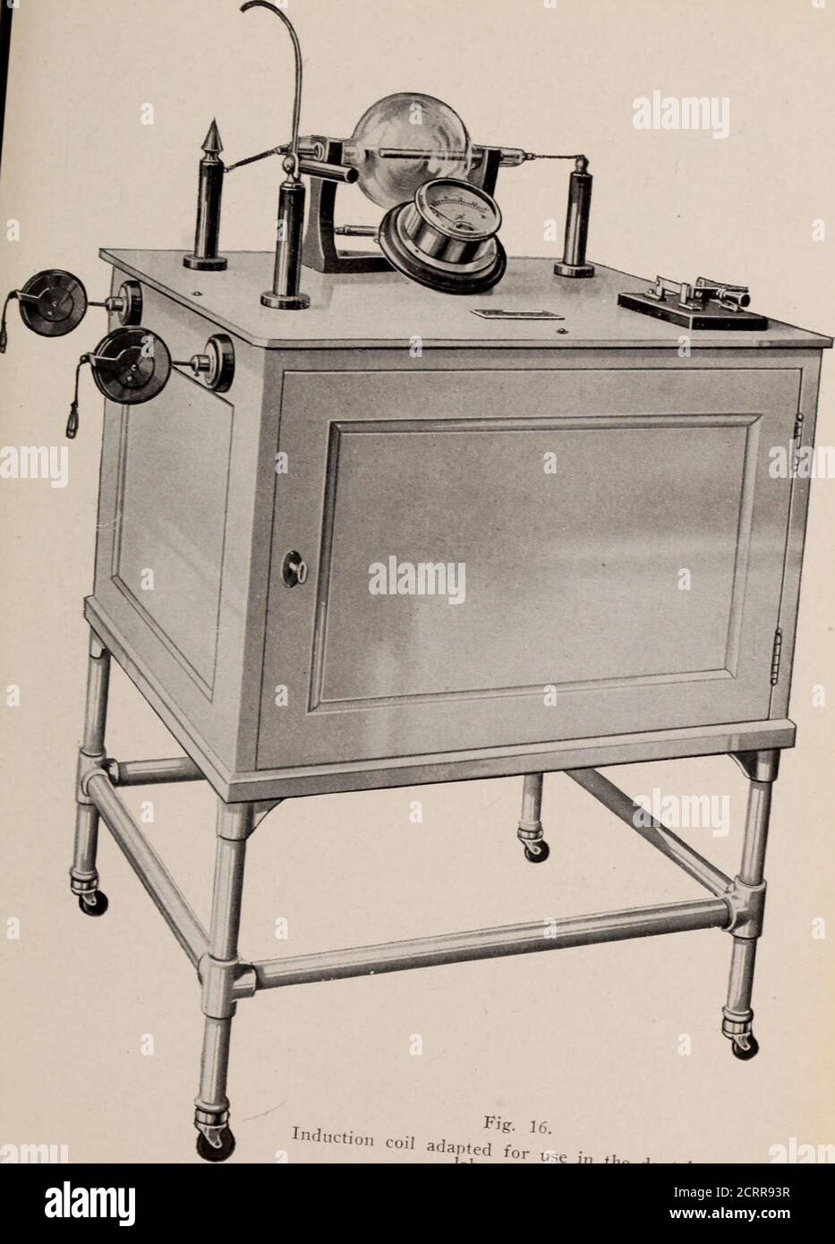 . Radiografia dentale e orale : un libro di testo per gli studenti e i professionisti dell'odontoiatria. 15. Bobina a induzione adatta per l'uso nel laboratorio di denialx. CoiJ a induzione ada Fig. 16. Jabodraft0orvSe nel piano RADIOGRAFICO dentale 54 DEXTAL AXD ORALE. Questi raddrizzatori sono generalmente costituiti da due elettrodi immersi in una soluzione dei sali fos-fati di potassio, sodio, o ammonio, un elettrodo essendo realizzato in alluminio, e l'altro di piombo, ferro o carbonio. Quando funziona correttamente, la corrente fluirà all'allumino attraverso la soluzione, ma non lontano da essa, tagliando una W. Foto Stock