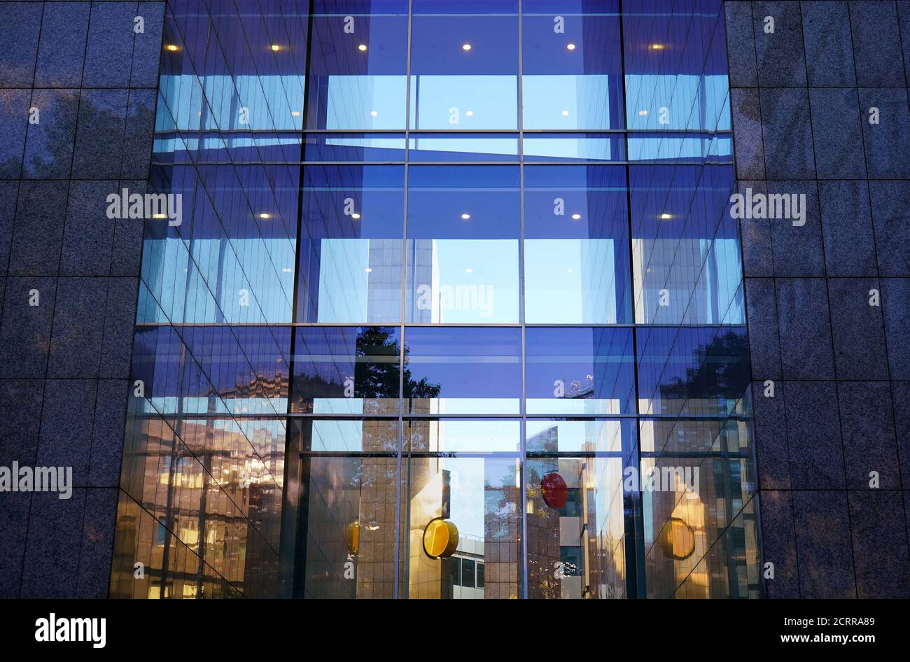 Interessante architettura moderna dell'Hotel Nikko / Centro Tedesco-Giapponese nel quartiere Giapponese sulla Immermannstrasse a Düsseldorf, Germania. Foto Stock