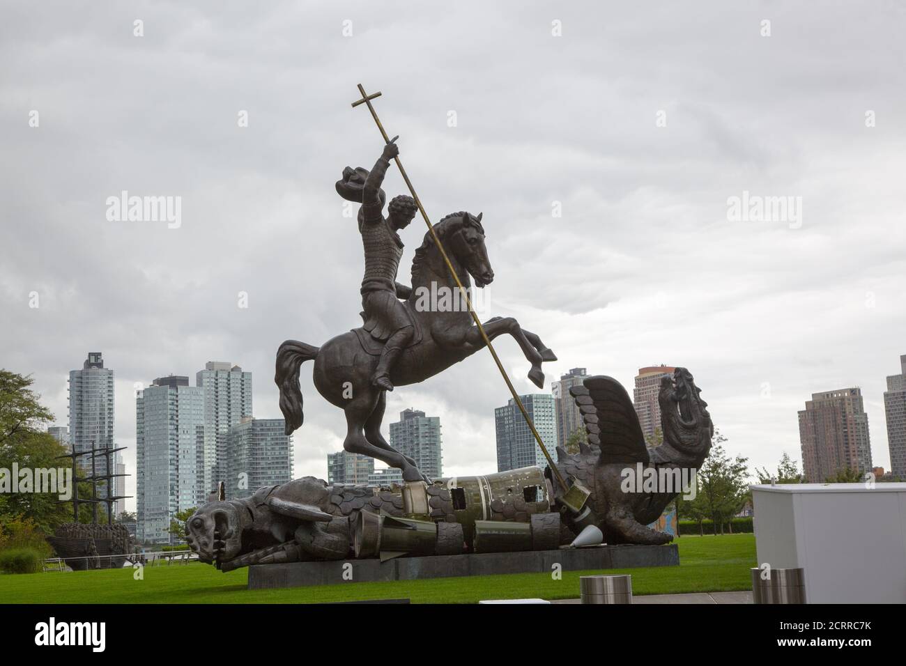 "Good Devasts Evil", scultura raffigurante San Giorgio che uccide il drago alle Nazioni Unite, presentata dall'Unione Sovietica nel 1990 dallo scultore Zurab Tsereteli. Il drago è stato creato da frammenti di missili sovietici SS-20 e missili nucleari permissili degli Stati Uniti che sono stati distrutti ai sensi del Trattato sulle forze nucleari a distanza intermedia del 1987. Foto Stock