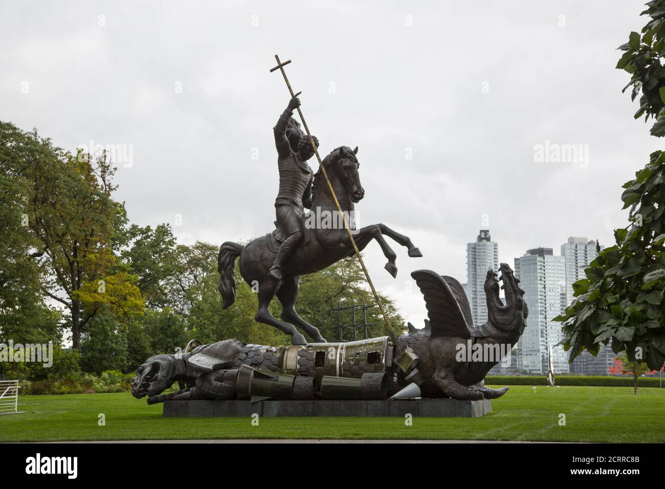 "Good Devasts Evil", scultura raffigurante San Giorgio che uccide il drago alle Nazioni Unite, presentata dall'Unione Sovietica nel 1990 dallo scultore Zurab Tsereteli. Il drago è stato creato da frammenti di missili sovietici SS-20 e missili nucleari permissili degli Stati Uniti che sono stati distrutti ai sensi del Trattato sulle forze nucleari a distanza intermedia del 1987. Foto Stock