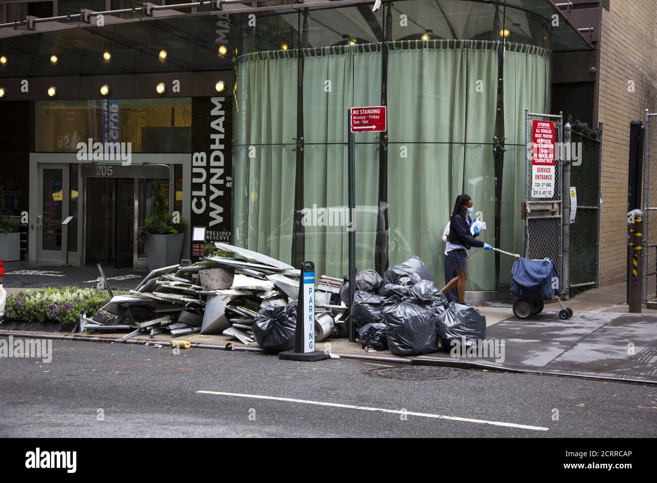 Anche i costosi codici di avviamento postale e gli indirizzi di Manhattan devono mostrare la loro spazzatura sulla strada per il pick-up, in quanto non ci sono vicoli. Foto Stock