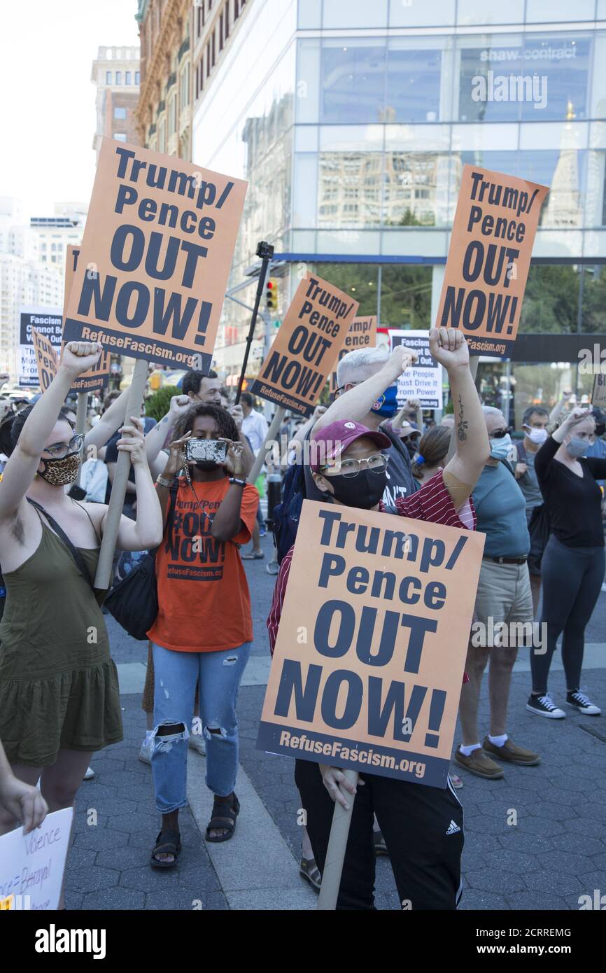 Manifestazione e marcia per votare il regime di Trump/Pence a novembre organizzato da 'Rifiuta fascismo' e altri gruppi a Union Square a Manhattan, New York City. Foto Stock